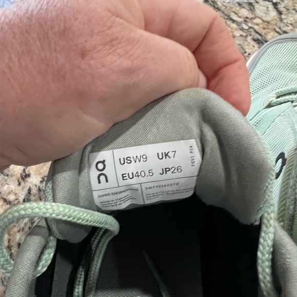 Worn just a few times. On Running / On Cloud women’s trail Shoes - Picture 3 of 4